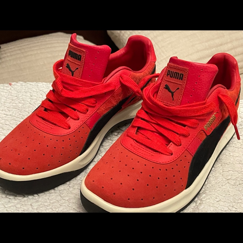 MENS SNEAKERS   SUEDE PUMAS. 9.5